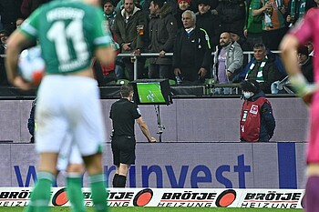 Schiedsrichter Tobias Stieler gab kurz vor Schluss Elfmeter für Werder