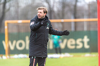 Florian Kohfeldt issues instructions during training ahead of the Hoffenheim match.