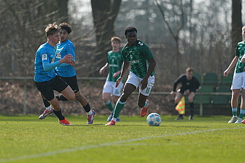 Mbock gegen zwei Gegenspieler. 