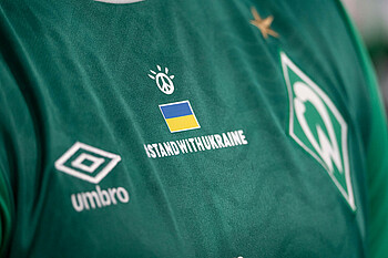 Das Werder-Sondertrikot mit der ukrainischen Flagge und dem Hastag "StandwithUkraine".
