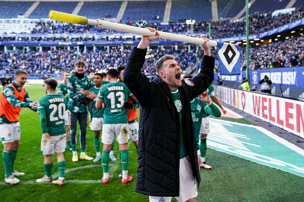 Marvin Ducksch jubelt mit der HSV Fahne in den Händen.