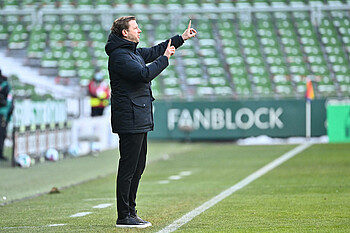 Florian Kohfeldt gibt im Bundesliga-Spiel zwischen dem SV Werder und dem SC Freiburg Anweisungen.