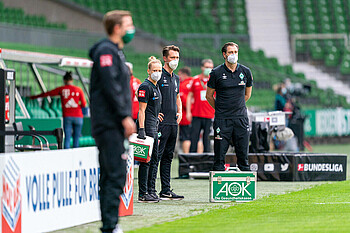 Laura Kersting und das Phsyio-Team stehen hinter Werder-Trainer Florian Kohfeldt an der Seitenlinie bereit.