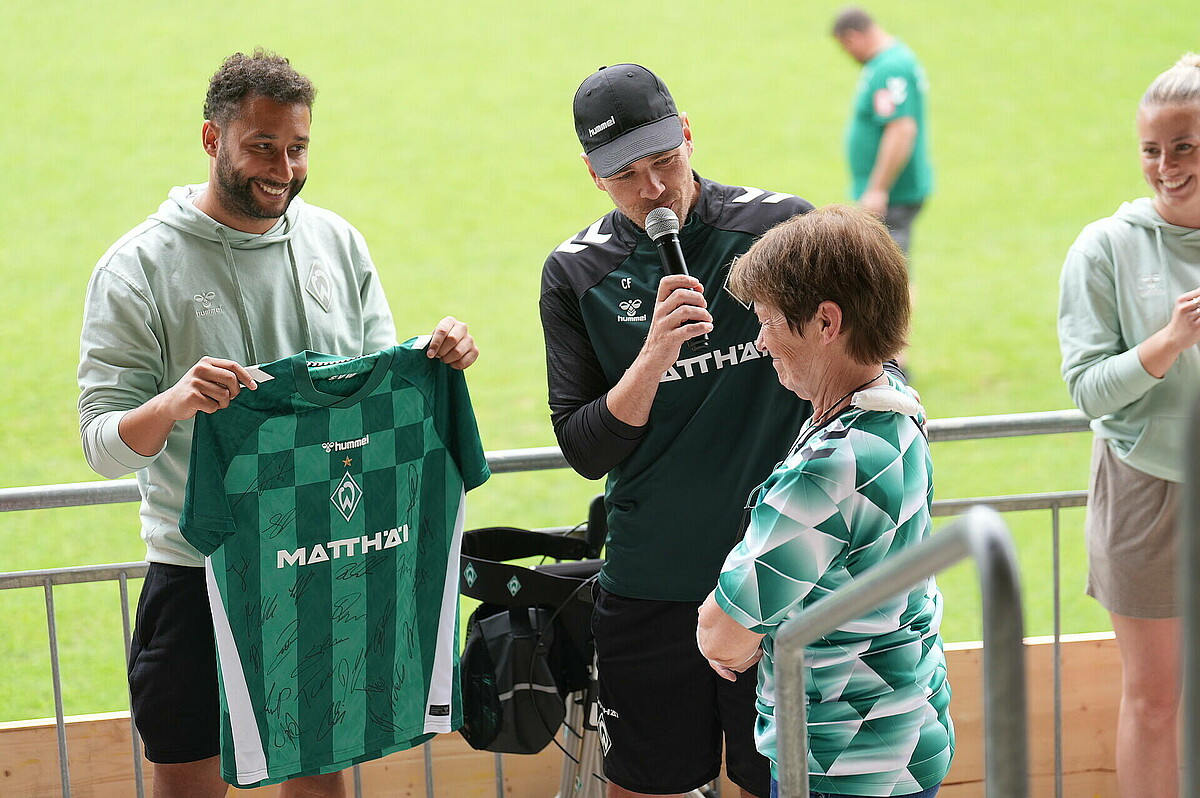 Clemens Fritz schenkt Werder-Fan Rita ein neues Heimtrikot 2024/25