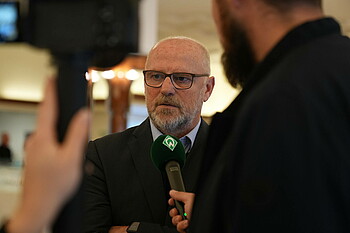 Thomas Schaaf im Konzerthaus DIE GLOCKE am Werder.TV Mikrofon auf der Trauerfeier von Dieter Burdenski