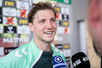 Niklas Stark am Mikrofon von ARD und Deichstube. 