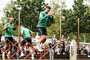 Milos Veljkovic springt über Hürden beim Training.