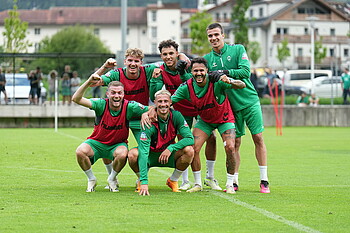 Sechs Werder-Profis jubeln über einen Sieg in einem Trainingsspiel.