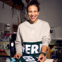 Daniela Bräuer: Ex-Werder-Spielerin und Gründerin des Labels DACLARI. Hat die limitierten Supporter Schal Sweater in Oberneuland gefertigt.