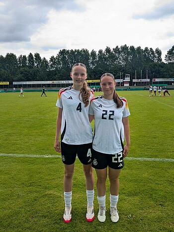 Anna Tobaben und Zoe Meinke stehen nebeneinander im Nationaltrikot und schauen in die Kamera