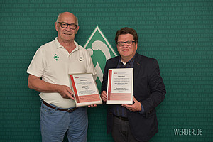 Ehrenpräsident Klaus Dieter Fischer und Präsident Dr. Hubertus Hess Grunewald nahmen die Ehrung des Niedersächsischen Instituts für Sportgeschichte entgegen. Der SVW wurde für besondere Leistungen im Sport, Schach und Leichtathletik ausgezeichnet  (Foto: WERDER.DE).