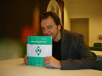 Arnd Zeigler mit dem Buch Lebenslang Grün-Weiß