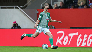 Hanna Nemeth spielt den Ball.