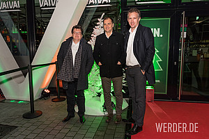Wie es sich gehört war die Geschäftsführung der Grün-Weißen, bestehend aus Dr. Hubertus Hess-Grunewald, Klaus Filbry und Frank Baumann, als erstes vor Ort (Foto: nordphoto).
