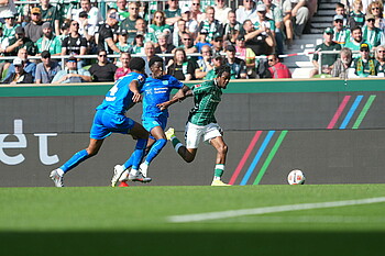 Mbangula im Duell mit zwei Gegenspielern.