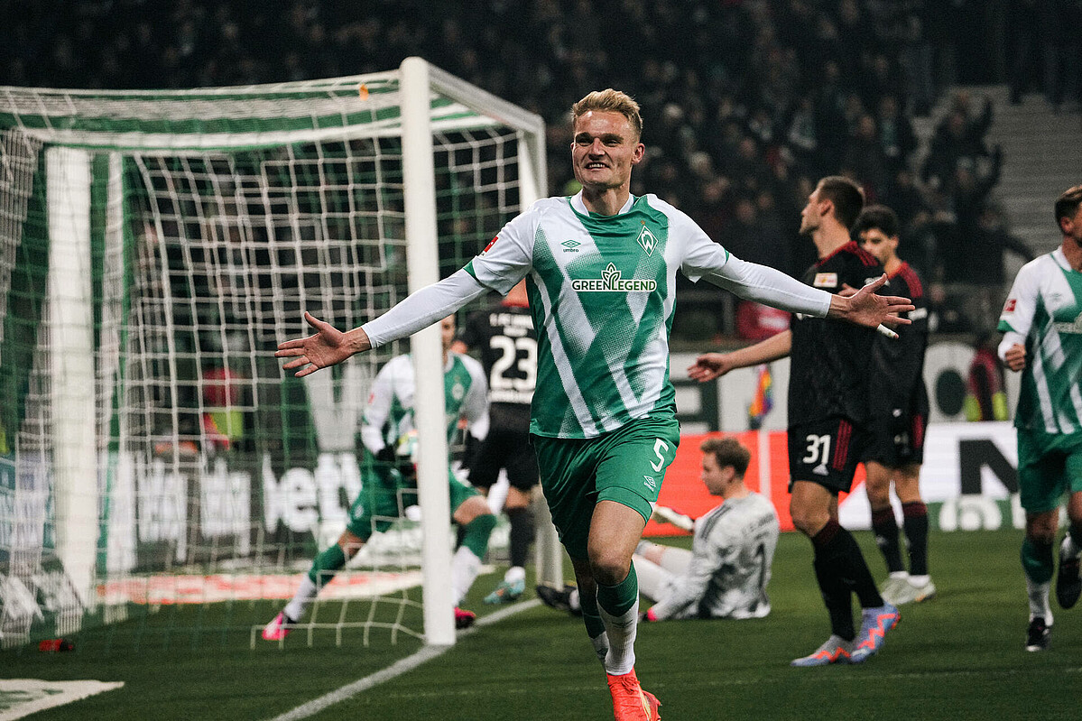 Amos Pieper celebrating with open arms against Union Berlin.