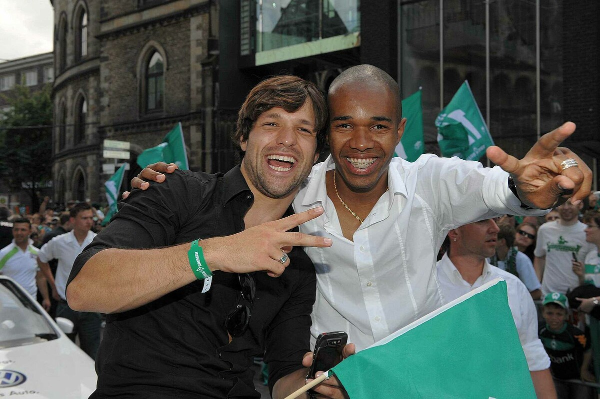 Diego und Naldo lachen in die Kamera bei den Feierlichkeiten in Bremen nach dem Gewinn des DFB-Pokals.