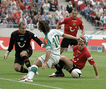 Diego im Spiel gegen Hannover 2006, versucht den Ball aufs Tor zu bringen.