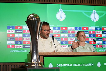 Thomas Horsch und Lina Hausicke auf dem PK-Podium des DFB, im Vordergrund der DFB-Pokal.