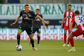 Maximilian Eggestein vom SV Werder im Relegationsrückspiel gegen Heidenheim am Ball.
