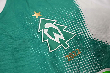 Werder-Trikot mit Logo als Weihnachtsbaum. 