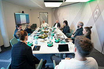 Fleißig wird über die Zukunft der Werder Stiftung diskutiert (Foto: W.DE). 