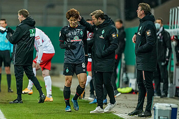 Yuya Osako trifft gegen Regensburg zum 1:0