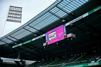 Stadionleinwand im Weserstadion. Auf der Leinwand wird eine Grafik vom Awareness-Konzept „Kennst du Mika?“ gezeigt