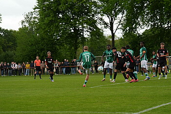Krogmann nimmt einen Ball aus der Luft. 