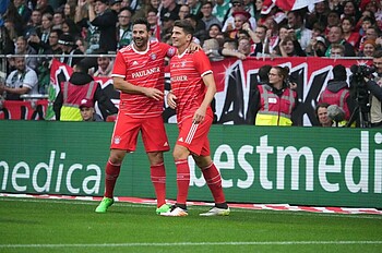 Claudio Pizarro und Mario Gomez jubeln.