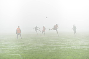 Gehen Sie weiter, hier gibt es nichts zu sehen! In dichten Nebel gehüllt präsentierte sich der Trainingsplatz während der Vormittagseinheit am Mittwoch - unser "Bild des Tages"! (Foto: WERDER.DE).