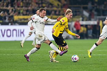 Mario Götze im Duell mit Julian Brandt. 