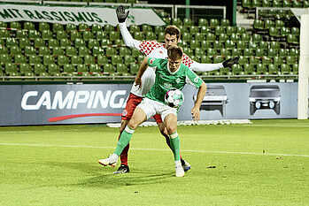 Niclas Füllkrug schirmt den Ball vor dem Mainzer Stefan Bell ab.