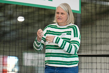 Birte Brüggemann erklärt einen Sachverhalt vor einer Gruppe.