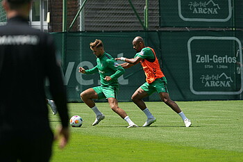 Niclas Füllkrug im Zweikampf mit Manuel Mbom.