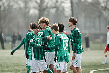 Die U17-Spieler bejubeln ein Tor. 