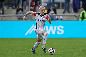 Pia-Sophie Wolter am Ball im Trikot von Eintracht Frankfurt