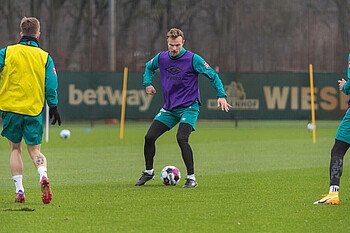 Christian Groß vom SV Werder im Training mit dem Ball am Fuß.