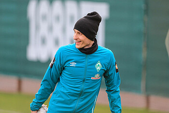 Maximilian Eggestein dehnt sich im Werder-Training.