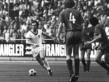 Franz Beckenbauer in einem Spiel 1973 mit Ball am Fuß. 