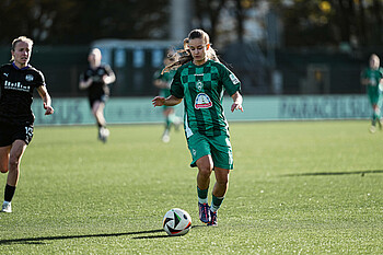 SVW-Akteurin Tuana Mahmoud am Ball nach ihrer Einwechslung.