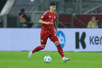 Dawid Kownacki mit Ball am Fuß. 