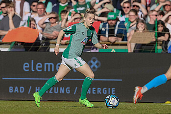 Nina Lührßen mit dem Ball am Fuß. 