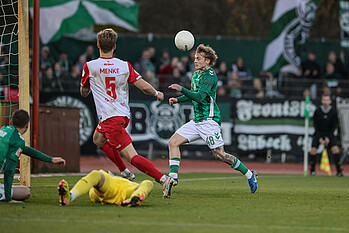 Isak Hansen-Aarøen beim Kopfball.
