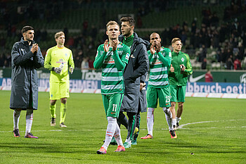 Lennart Thy im Werder-Trikot applaudierend. 