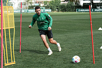 Milos Veljkovic mit Ball auf dem Trainingsplatz.