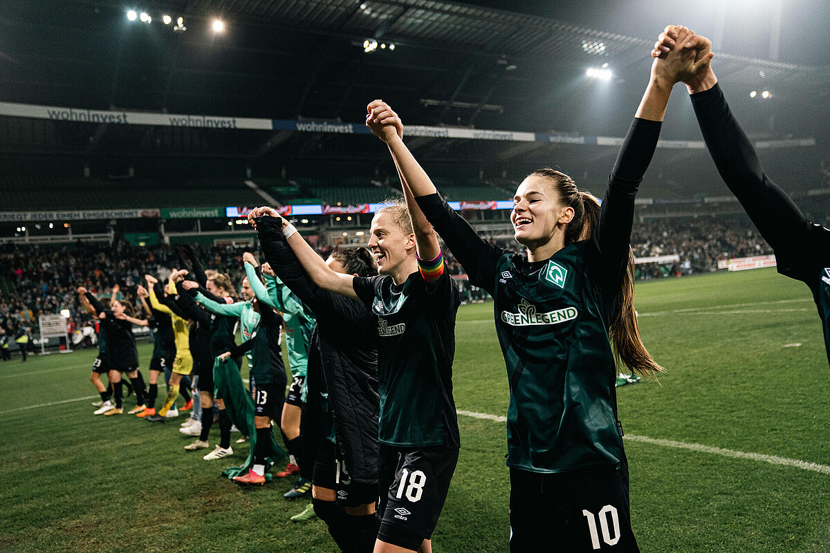 Die Werderfrauen nach dem Spiel im wohninvest WESERSTADION