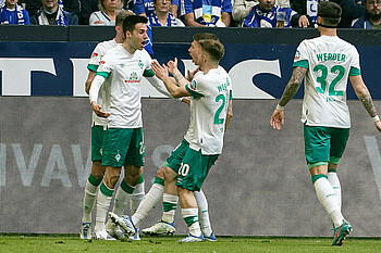 Werder-Profi Ilia Gruev jubelt mit seinen Teamkollegen