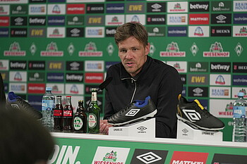 Clemens Fritz in der Medienrunde vor einem Mikrofon