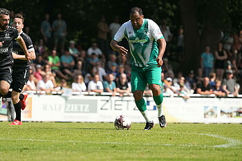 Ailton 2023 beim Spiel der Traditionsmannschaft mit Ball am Fuß.